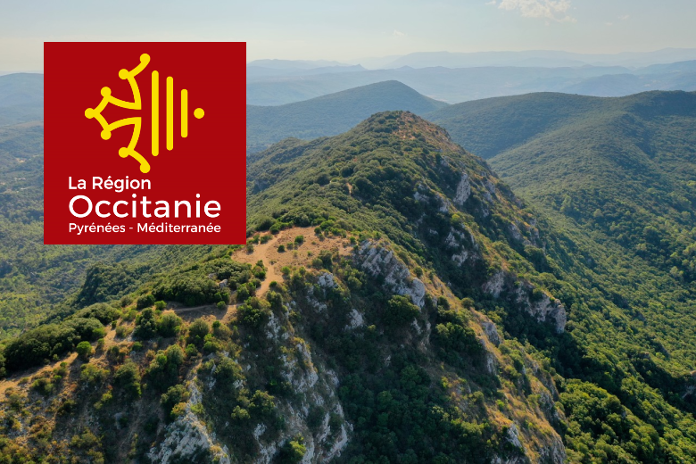 Logo de la Région Occitanie sur paysage de montagne de l’Hérault