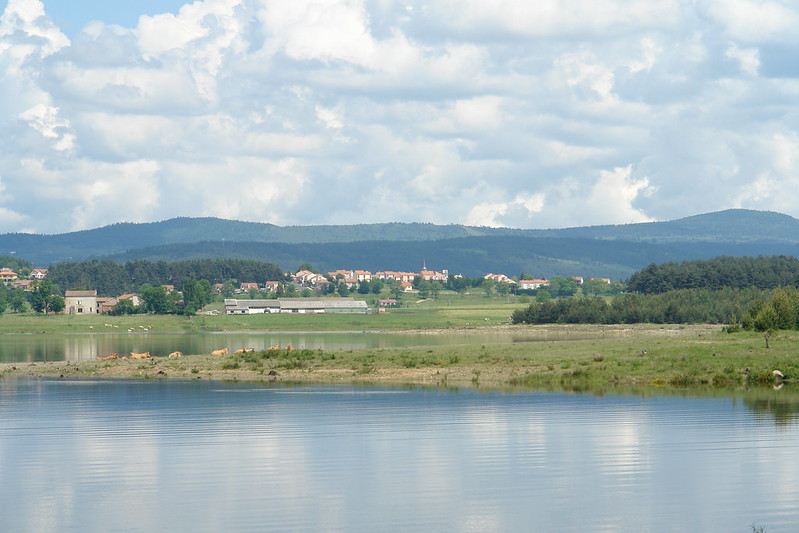 Paysage avec lac et village