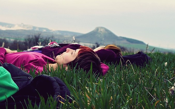 Jeunes allongés dans l’herbe