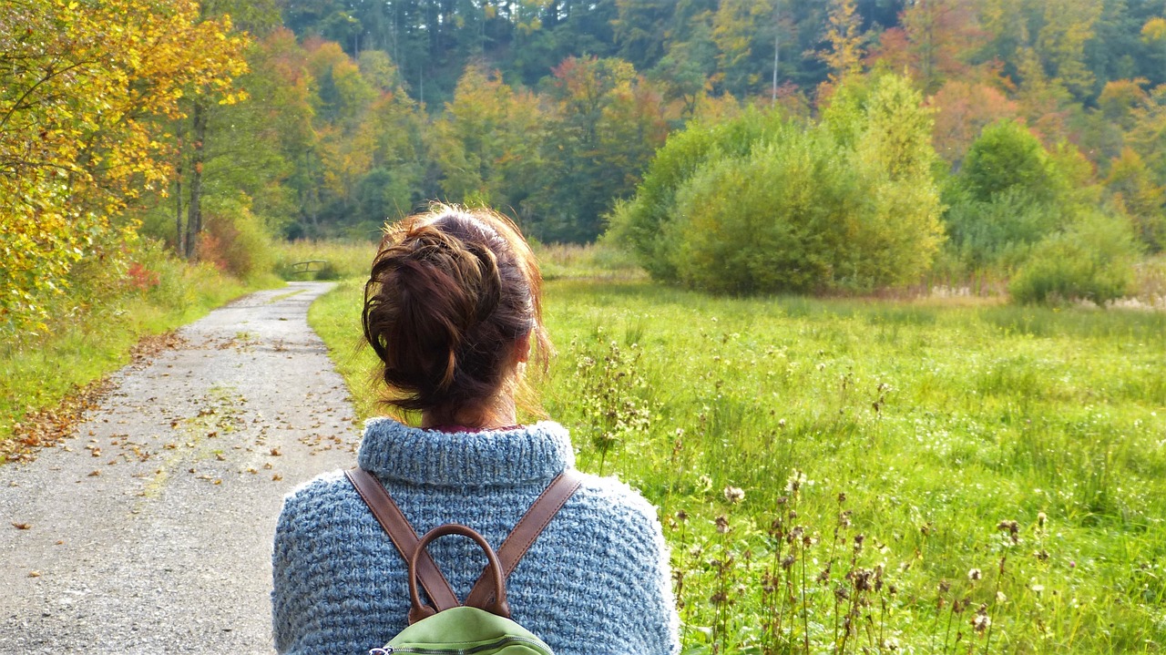 Femme dans la nature sur un chemin