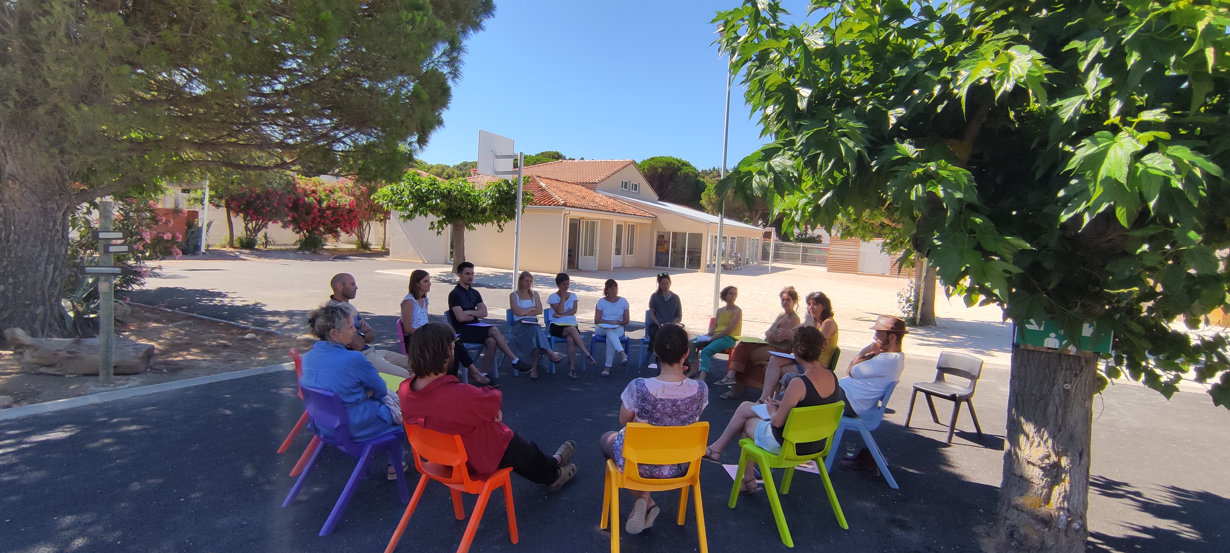 Un groupe d'apprenants en cercle, en extérieur