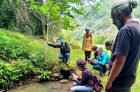 Groupe en bordure de cours d’eau