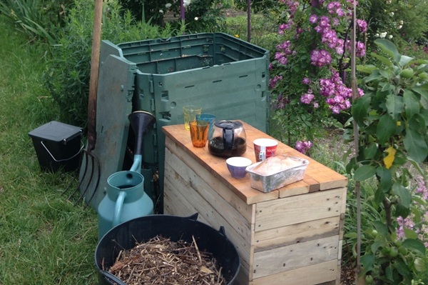 Bac à compost dans un jardin