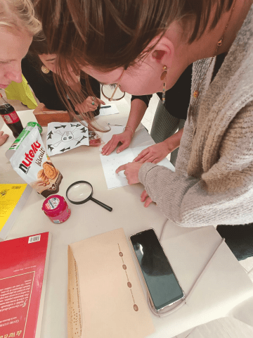 Recherche d’indices pendant l’escape game.
