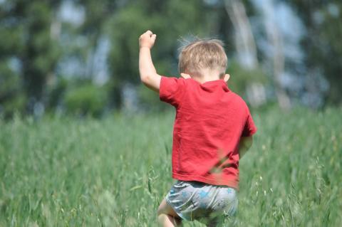 Enfant dans l’herbe.